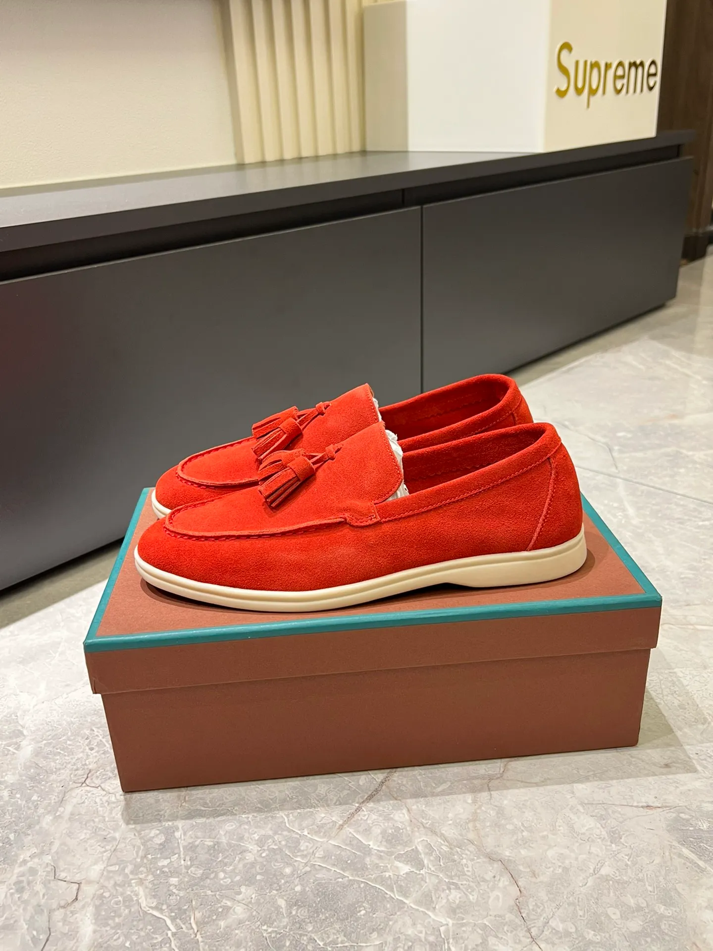 Men's shoes 💰p360 "Loro men's shoes 💰pian'*" Classic L men's shoes for couples 💰p Top version British flat loafers, a must-have item in old money style, the minimalist design is eye-catching and durable, a plus point for dressing The soft foot feel and texture are outstanding. They don’t scratch your feet and are very nice. They are matched with soft and waxy soles. They can be worn daily for a long time without getting tired. They are easy to wear, versatile and classic items, with perfect foot feel and texture! Imported cashmere fabric, the lining is made of imported A-grade water-dyed cow lining, the top version of the genuine leather midsole is sewn with pure handmade mark thread! Size: Female 35-40 (34. Customized) Male 38-44 (45.46. Customized)